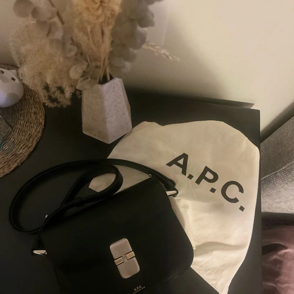 A.P.C. Black Crossbody Bag with Sleek Design - Picture 3 of 6